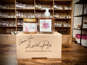 Coffret avec deux savons Joyeuses Fêtes, cadeau festif et parfumé.