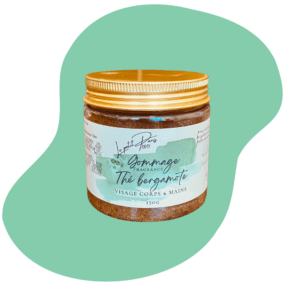 Gommage Thé bergamote formulé pour hydrater et exfolier la peau sans laisser de film gras. Sa fragrance fruitée offre une expérience apaisante et parfumée. Produit proposé par Savon Petit Paris.